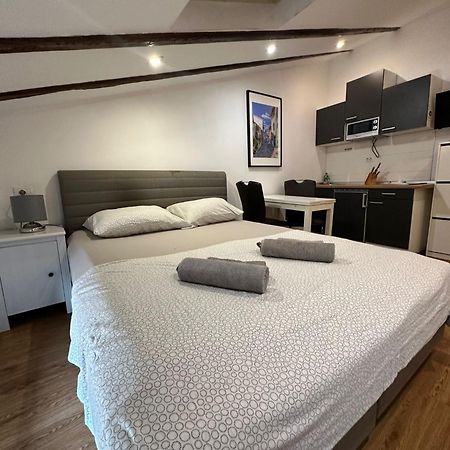 Apartment In The Heart Of Pula Exteriör bild